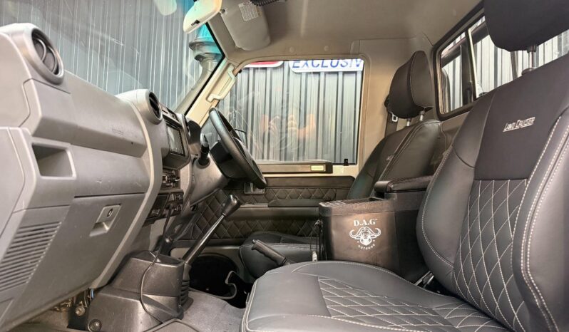 2016 Toyota Land Cruiser 79 4.5D-4D LX V8 full