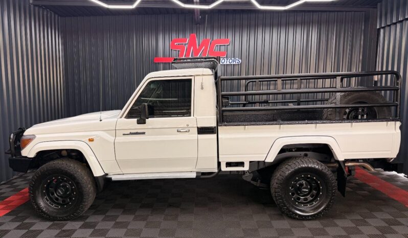 2016 Toyota Land Cruiser 79 4.5D-4D LX V8 full