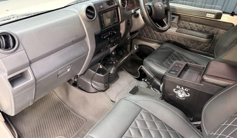 2016 Toyota Land Cruiser 79 4.5D-4D LX V8 full