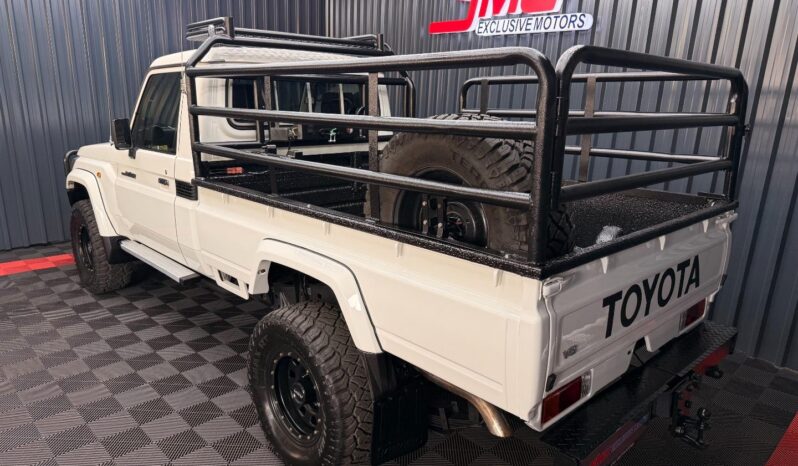 2016 Toyota Land Cruiser 79 4.5D-4D LX V8 full