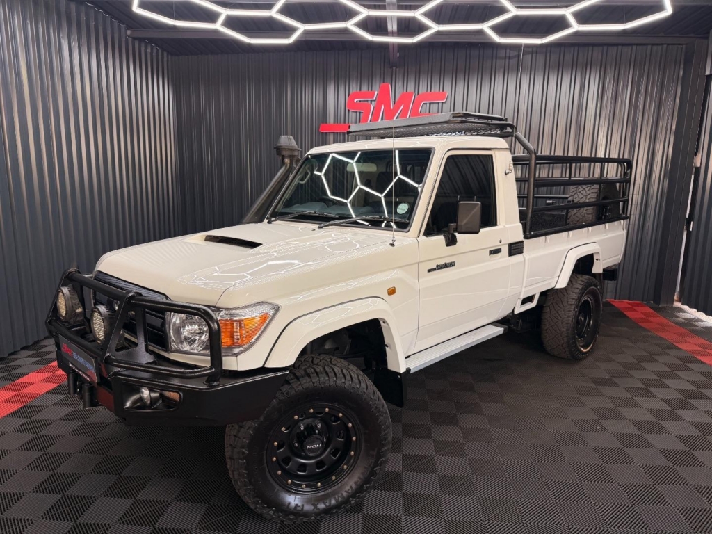 2016 Toyota Land Cruiser 79 4.5D-4D LX V8 — image 1 of 12